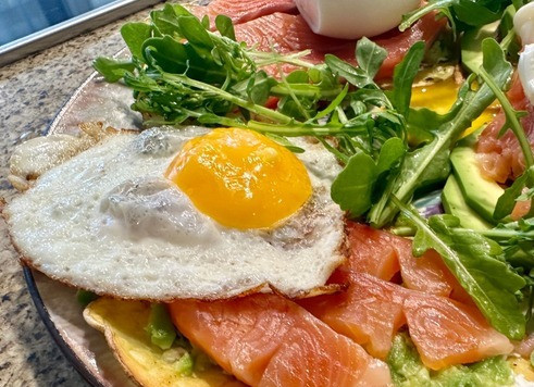 1. Этап. Картофельная яичница с авокадо и лососем: Как утверждает источник – в 100 граммах такой еды – всего 160 калорий. Но вкусно и сытно. Проверено!