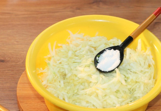 1. Этап. Сырные булочки с добавлением кабачка: 3. Кабачковую массу посыпаем солью (1 ч. л.) и оставляем до выделения сока, минут на 10.