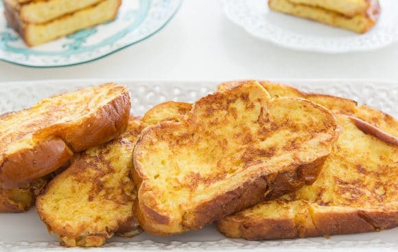 1. Этап. Французские тосты с карамелизированными бананами: 7. Готовые тосты выложите на тарелку, дополните карамелизированными бананами и подавайте к столу. Приятного аппетита!