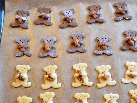 1. Этап. Печенье Мишки с миндалем: 7. Теперь работа для ребенка. В лапки каждого животного необходимо положить по орешку, приветствуются грецкие и фундук. Зубочисткой нарисуйте медвежатам мордочки.