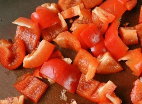 1. Этап. Рататуй в мультиварке: Очистим перец от сердцевины с семенами и нарежем небольшими кусочками.