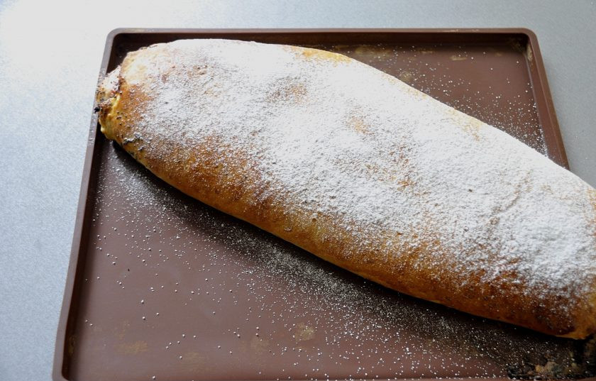 1. Этап. Венский рулет: Когда рулет полностью остынет, присыпьте сахарной пудрой.