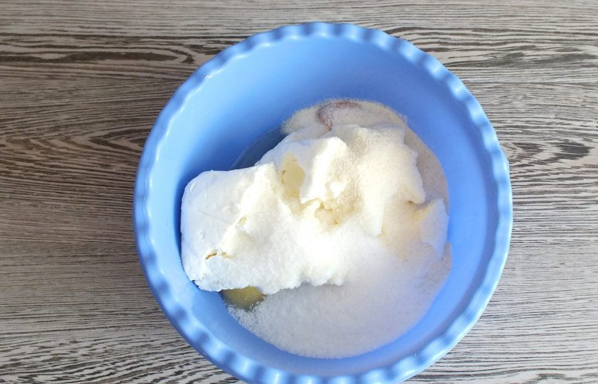 1. Этап. Ленивая ватрушка с творогом: Приготовьте начинку. Смешайте в чаше творог, 100 грамм сахара, 2 яйца, манку, соль, ванилин по вкусу.