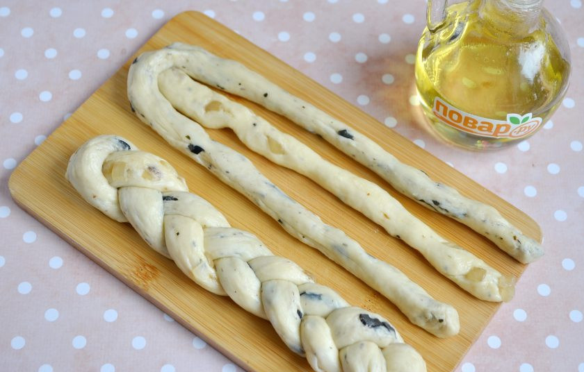 1. Этап. Булочки-косички: 9. Вы можете сами выбирать размер и толщину косичек, как вам нравится. Я делала так: тесто с луком разделила на 8 частей, с маслинами - на 16 частей. Теперь скатайте жгутики, плетите косички, где один жгутик луковый и два с маслинами.