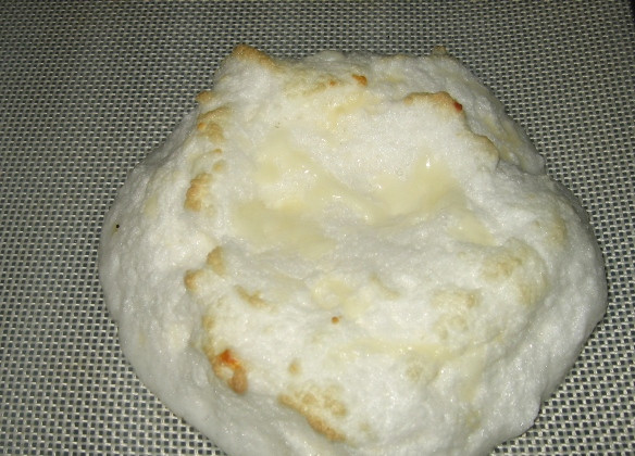 1. Этап. Диетическая яичница: Теперь ставим противень в разогретую до 230 градусов духовку и запекаем белок примерно 3 минуты.