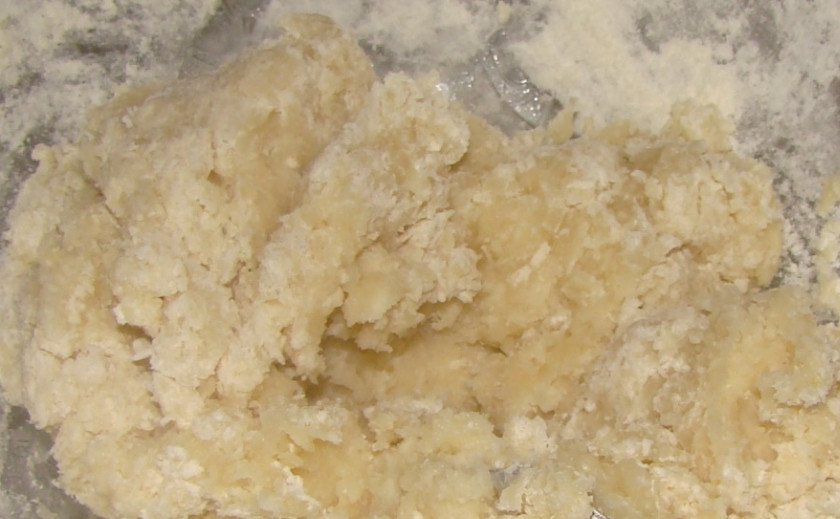 1. Этап. Яичный торт: 1. Сначала сделаем тесто. В кастрюльке доводим до кипения воду, в которую добавим 3 ст.л. масла и столько же сахара. Сахар весь должен раствориться. Как только закипит, сразу же смешаем с мукой и перемешаем.