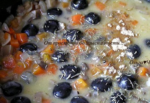 1. Этап. Курица с грибами и маслинами: Посыпьте тимьяном и имбирем, перемешайте, досолите соус, если нужно.