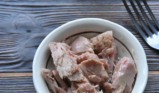 1. Этап. Закусочные орешки с тунцом и рикоттой: С тунца сливаю масло и разминаю филе викой. Консистенцию намазки можно сделать однородной измельчив ее в блендере.