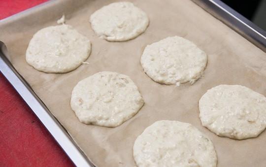 1. Этап. Овсяно-творожное печенье: 9. Подготовьте противень, застелите его пергаментом, смазав предварительно маслом. Выкладывайте ложкой небольшое количество теста так, чтобы получились печеньки. Отправьте противень в духовку и выпекайте овсяно-творожное печенье в домашних условиях минут 15 до румяности.