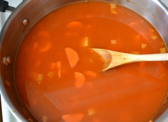 1. Этап. Тушеные овощи с чечевицей: 6. Влейте в кастрюлю овощной бульон, добавьте тмин, паприку и кайенский перец. Доведите до кипения на сильном огне, затем уменьшите огонь до минимального, накройте крышкой и готовьте в течение 30 минут.