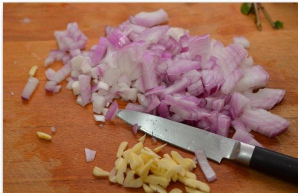 1. Этап. Фаршированные перцы и помидоры: Лук и чеснок мелко нарезаем.