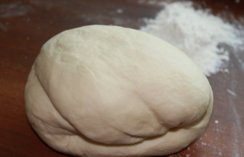 1. Этап. Бурятские бузы: Для начала необходимо замесить простое тесто. Взбейте куриное яйцо с солью. В эту же ёмкость вылейте воду и начните постепенно засыпать муку. Лучше её просеивать, чтобы не образовывалось комочков. Тесто должно получиться эластичным и упругим. Хорошо выместите его руками и отправьте в холодильник на 30 минут.