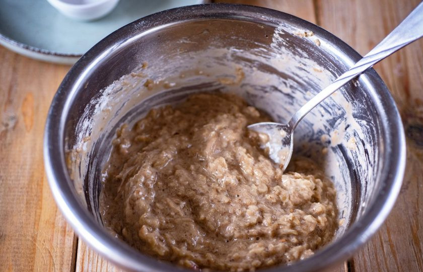 1. Этап. Блины из баклажанов: Вмешайте муку до получения однородного теста.