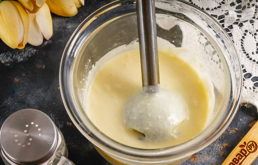 1. Этап. Сливовый чизкейк: Измельчите все с помощью погружного блендера, пробивая все в жидкую тягучую массу.