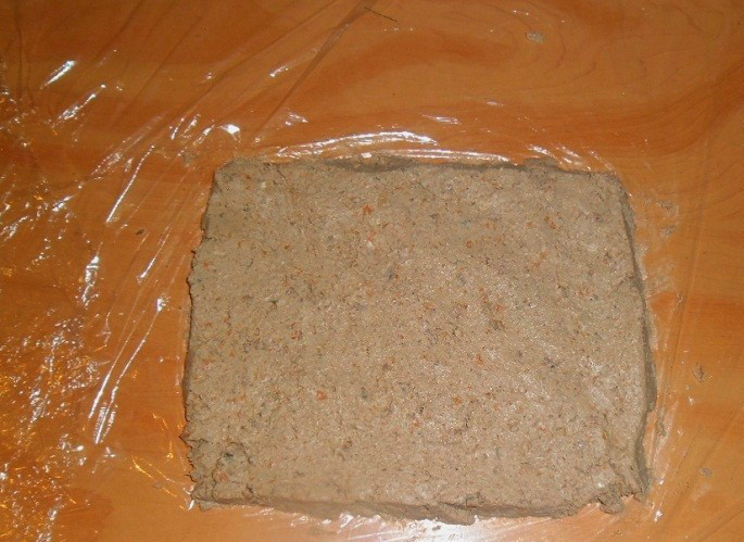 1. Этап. Паштет из куриной печени с овощами: Аккуратно и равномерно распределяю паштет по пленке, чтобы получился пласт толщиной 1,5 см.