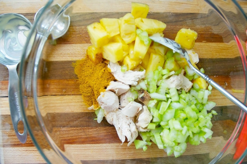1. Этап. Салат из курицы с ананасом: 3. Вареное куриное филе остудите и нарежьте кубиками. Сельдерей промойте, просушите и также нарежьте кубиками. В миске смешайте кубики ананаса (предварительно оставьте в дуршлаге, чтобы стек сок), курицу, сельдерей и специи.