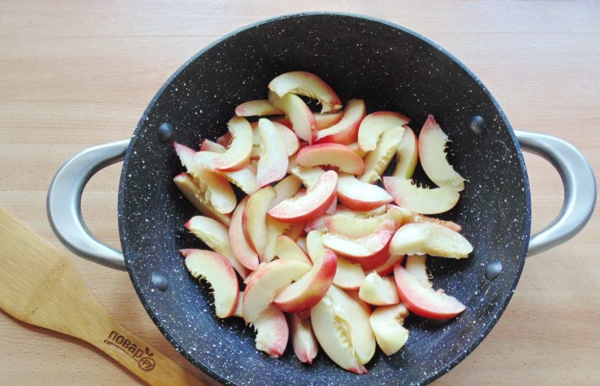 1. Этап. Варенье из нектаринов и персиков: Выложите нарезанные нектарины в таз или сотейник.