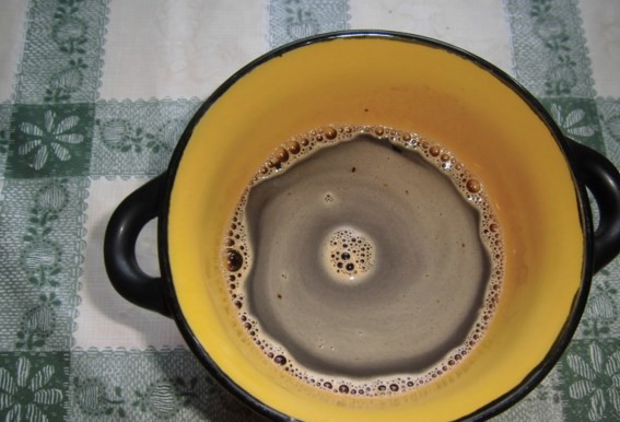 1. Этап. Тирамису без выпечки: Заварите кофе (на 250-300 мл. — 3 ч. ложки), добавьте туда 0.5 ст. ложки коньяка.