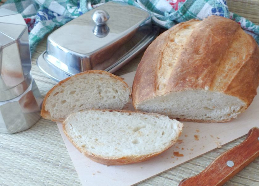 1. Этап. Батон Подмосковный: Батон готов. Он имеет хрустящую корочку и нежный ароматный мякиш. Для завтрака просто идеально! Приятного аппетита!