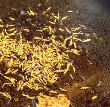 1. Этап. Таматар ки сабзи. Томатное карри: В казане на сильном огне разогрейте масло, добавьте зиру, порошок карри и горчицу, Готовить минуту