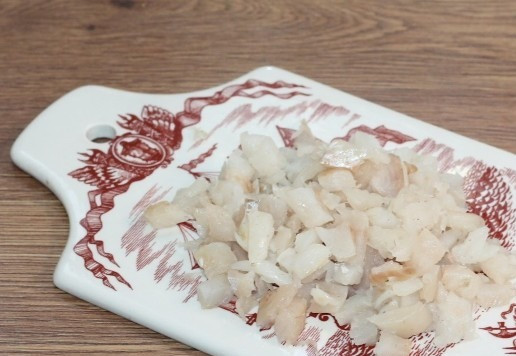 1. Этап. А-ля роллы с рыбой, сыром и авокадо: 4. Филе рыбы нарезаем мелким кубиком и выкладываем в миску.