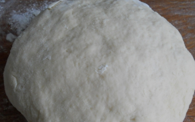 1. Этап. Булочки с вареньем в духовке: Смешиваем дрожжи, соль и сахар. Затем вливаем теплое молоко и перемешиваем, ставим в теплое место на 15 минут. Добавляем размягченный маргарин, просеиваем муку и замешиваем тесто, которое не должно прилипать к рукам.