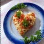 Салат Перчик Подготовим продукты. Прекрасно понимаю, что точно указать (в граммах) количество овощей не могу. Но выбирайте средний по размеру кочан капусты, крупный помидор и среднюю морковь. Капусты должно быть столько, сколько всех (остальных) овощей вместе. Все овощи (кроме оливок) моем, очищаем морковь. Оливки достаем из рассола (я откидываю на сито). Для начала сделаем заправку, пока будут резаться овощи, она настоится. Удобнее всего заправку делать в небольшой баночке с плотно закручивающейся крышкой, но можно и в обычной пиале. Добавляем в баночку все специи указанные в пункте