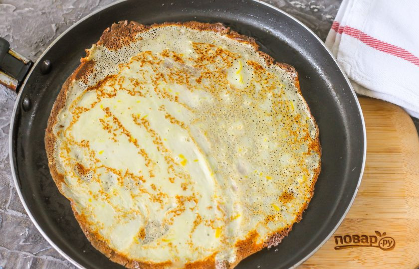 1. Этап. Блины треугольником с начинкой: Испеките на раскаленной сковороде тонкие и румяные блинчики по 1 минуте с каждой стороны.