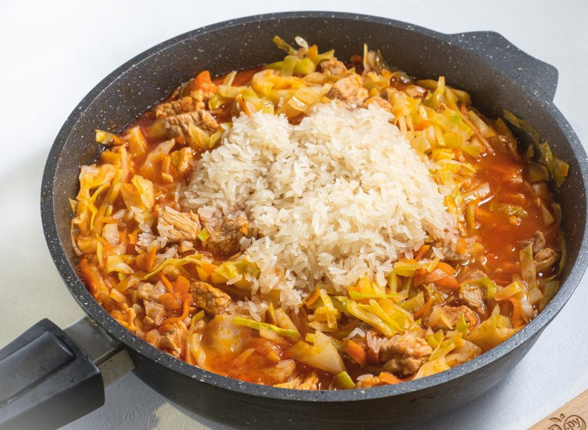 1. Этап. Рис с мясом и капустой в сковороде: Затем добавьте рис, при необходимости ещё немного воды, посолите по вкусу и перемешайте лопаткой. Накройте крышкой и тушите на среднем огне до готовности риса!