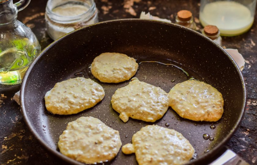 1. Этап. Оладьи из овсяных хлопьев: Прогрейте сковороду, влейте немного растительного масла, выложите овсяное тесто столовой ложкой.
