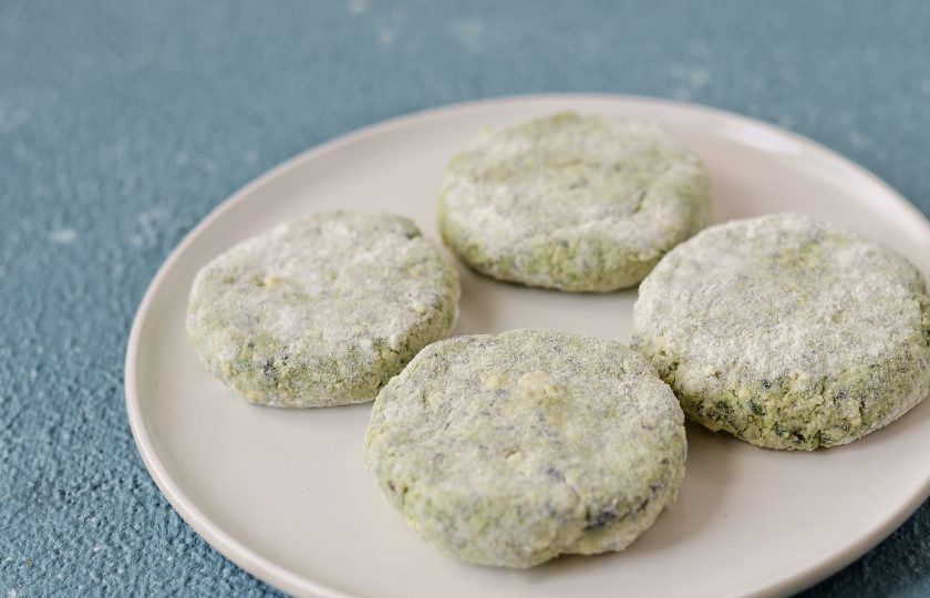 1. Этап. Рыбные котлеты без рыбы: Сформируйте из него котлеты среднего размера. Обваляйте каждую в муке.