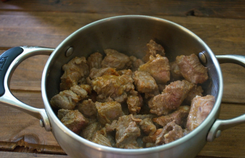 1. Этап. Мясное рагу с баклажанами: На растительном масле прям в казане или в толстостенной кастрюле обжарить мясо со всех сторон.