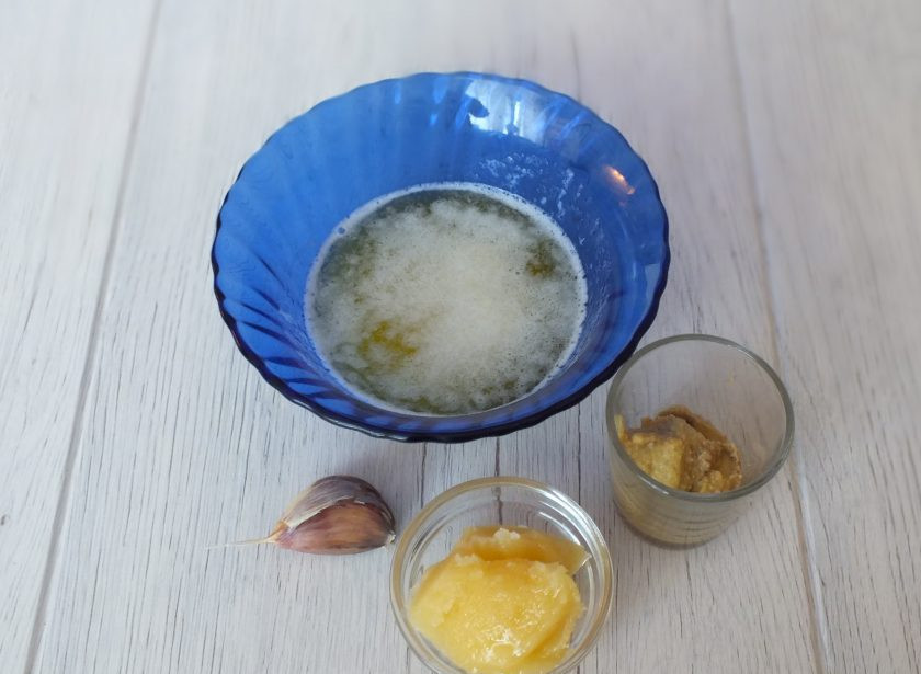 1. Этап. Горбуша с ананасами в духовке: Приготовьте маринад. Растопите сливочное масло. Добавьте к нему мёд, хорошо размешайте. Далее измельченный чеснок и горчицу. Опять хорошо размешайте.