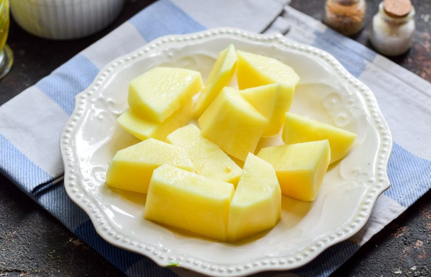 1. Этап. Картошка с фасолью в мультиварке: Очистите картофель, вымойте и крупно нарежьте.