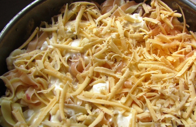 1. Этап. Гратен со свининой: Присыпаем тертым плавленым и твердым сырами. Отправляем в духовку на 25 минут, температура — 200 градусов.