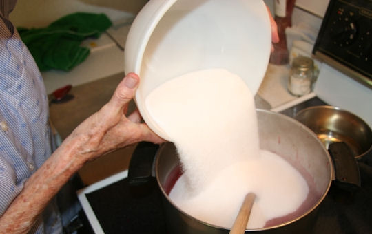 1. Этап. Малиновое варенье: 3. Добавьте сахар, перемешайте. Сахар должен раствориться, а варенье закипеть. Пусть покипит в течение одной минуты.