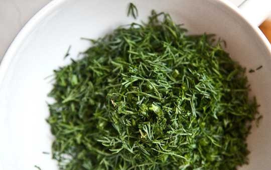 1. Этап. Картофель отварной с грибами: 9. Зелень вымойте, обсушите и измельчите.