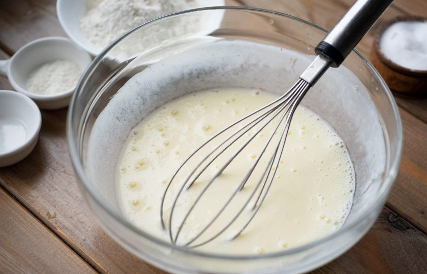 1. Этап. Панкейки на йогурте пышные: К этой смеси залейте теплый йогурт, перемешайте все венчиком.