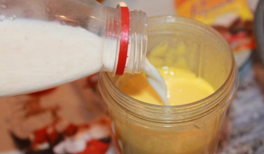 1. Этап. Воздушный бисквит для торта: Во взбитые с сахаром яйца влейте молоко, добавьте ванилин и перемешайте.