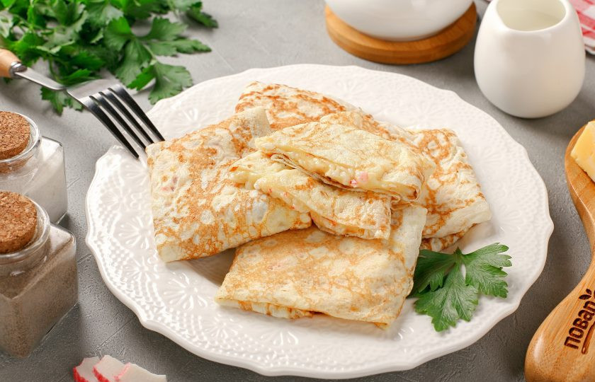 1. Этап. Яичные блинчики с крабовыми палочками и сыром: Подавать можно как в тёплом, так и в холодном виде. Приятного аппетита!