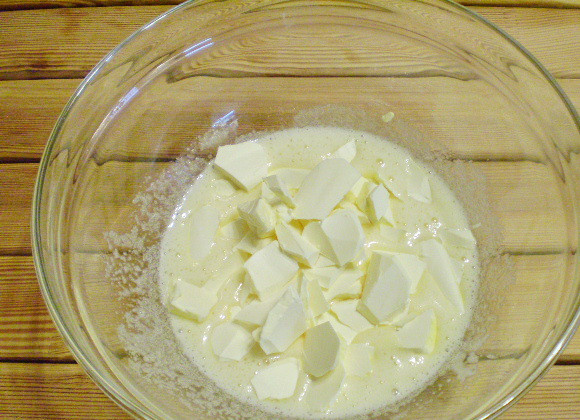 1. Этап. Простое печенье на маргарине: 4. Холодный маргарин режем ножом в тесто.