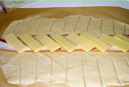 1. Этап. Сэндвич со свининой: Сверху бекон покрываем сыром.