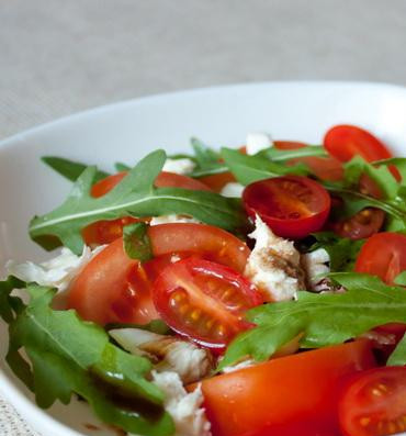 1. Этап. Моцарелла с помидорами: Берем блюдо для салата, выкладываем в него рукколу, свежий базилик, а также все нарезанные ингредиенты. Аккуратно перемешиваем, полив оливковым маслом и бальзамическим уксусом. Подавать вкуснятину немедленно :)