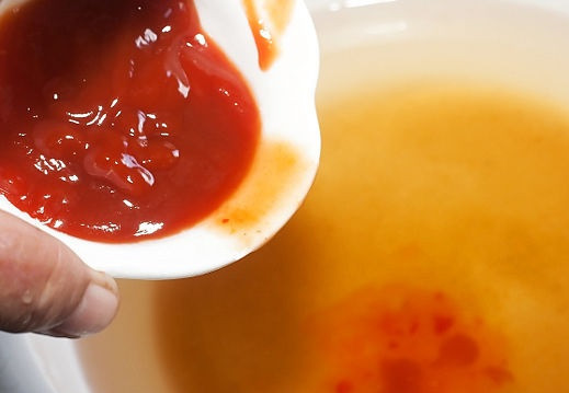 1. Этап. Мясо в кляре по-китайски: 9. Поставить на огонь и, постоянно помешивая, полностью растворить сахар. Затем добавить кетчуп.