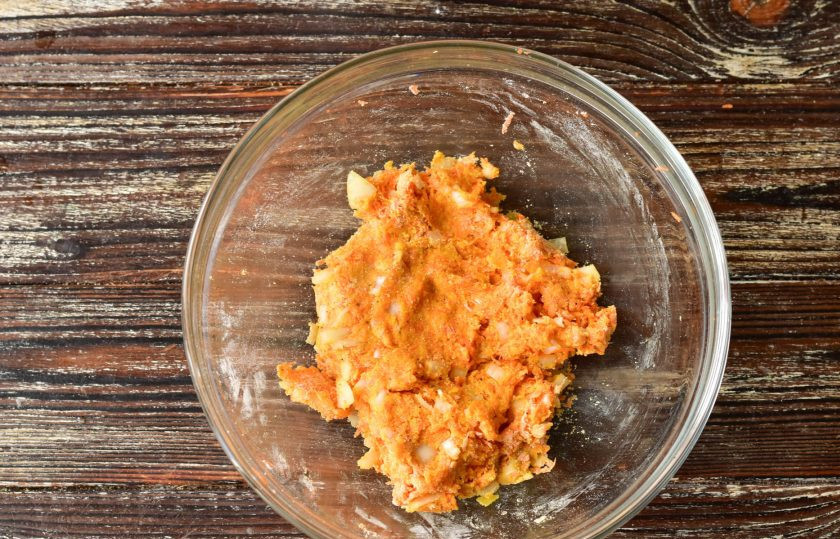 1. Этап. Постные котлеты из манки: Перемешайте и оставьте массу, чтобы морковь немного пустила сок, а манка разбухла.