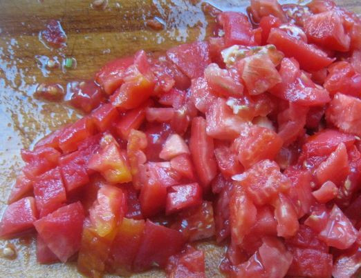 1. Этап. Лагман из говядины в мультиварке: Помидоры залейте кипятком на пару минут. Снимите с них кожицу и мелко нарежьте.