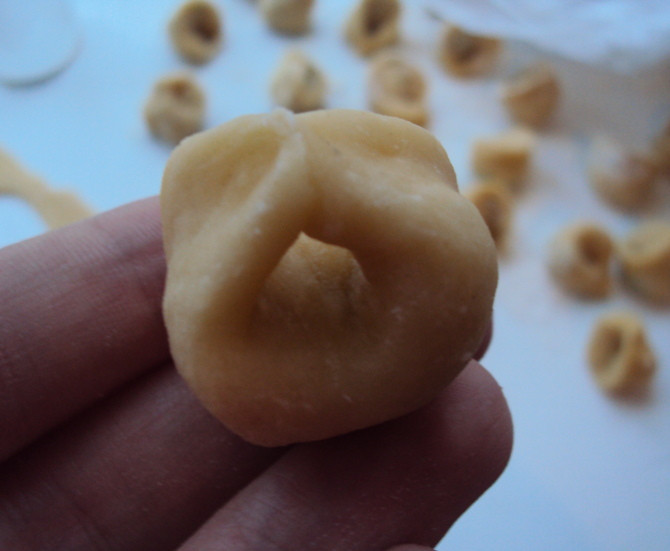 1. Этап. Тортеллини с мясом: Уголки соединяем и скрепляем друг с другом.