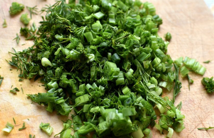 1. Этап. Окрошка Розовая нежность со свеклой и кефиром: Мелко нашинкуйте зелень.