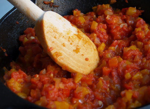 1. Этап. Рататуй: 4. Тушите 10 минут на средне-медленном огне, затем добавьте нарезанный болгарский перец. Через пару минут выберите тимьян и лавровый лист. Две столовые ложки овощной заправки выложите в мисочку. Снимите с огня.