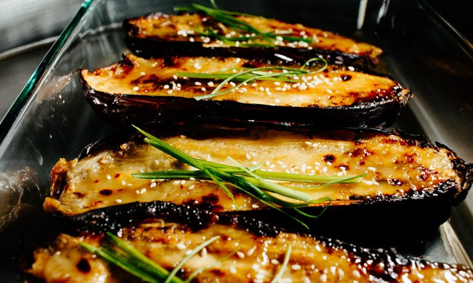 1. Этап. Баклажаны в карамели: 4. Полить карамельным соусом баклажаны (оставив немного для подачи) и присыпать кунжутом. Отправить в духовку еще на пару минут. После выложить сверху перья зеленого лука.